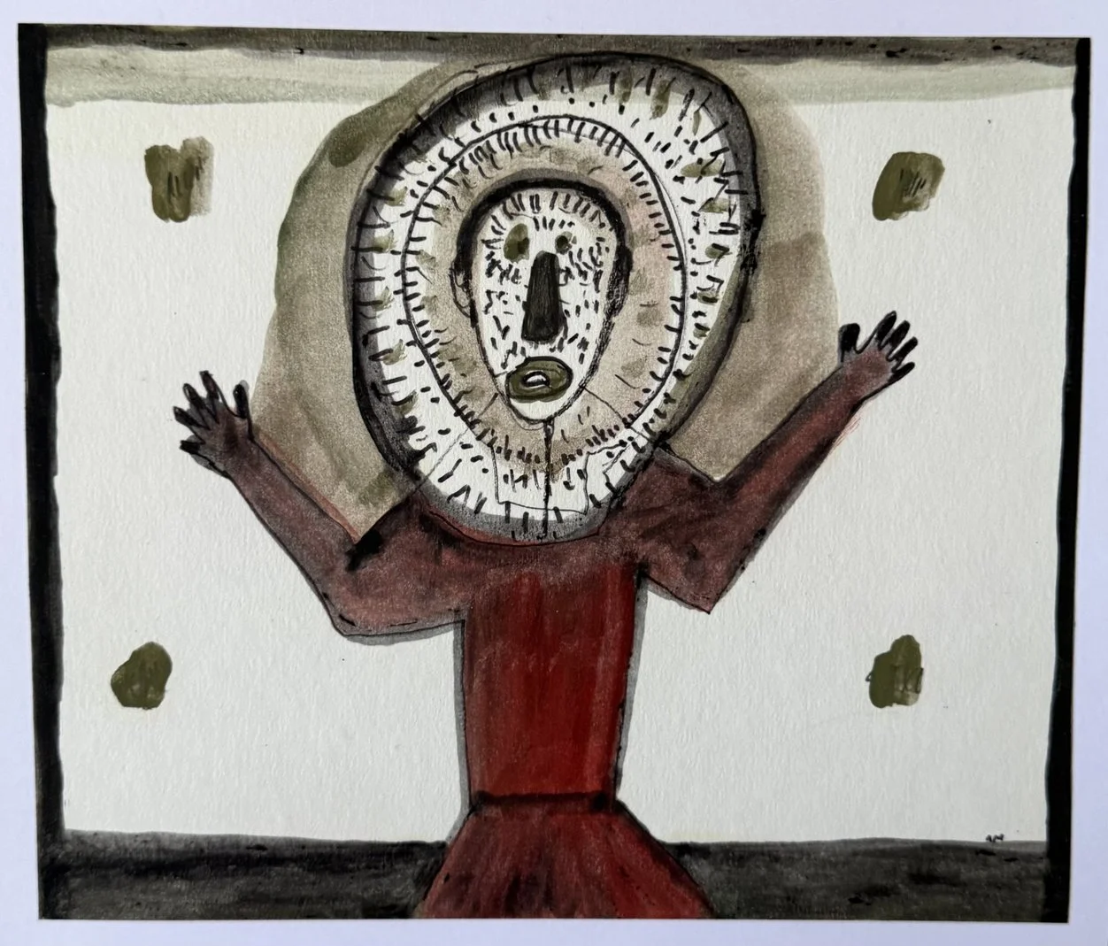 Immense masque ovale finement rayé surmontant une figure en robe rouge aux bras levés