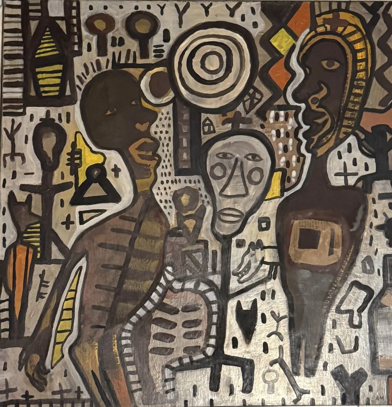 Composition argentée, cible concentrique, visages de profil bordés d'or et motifs totémiques