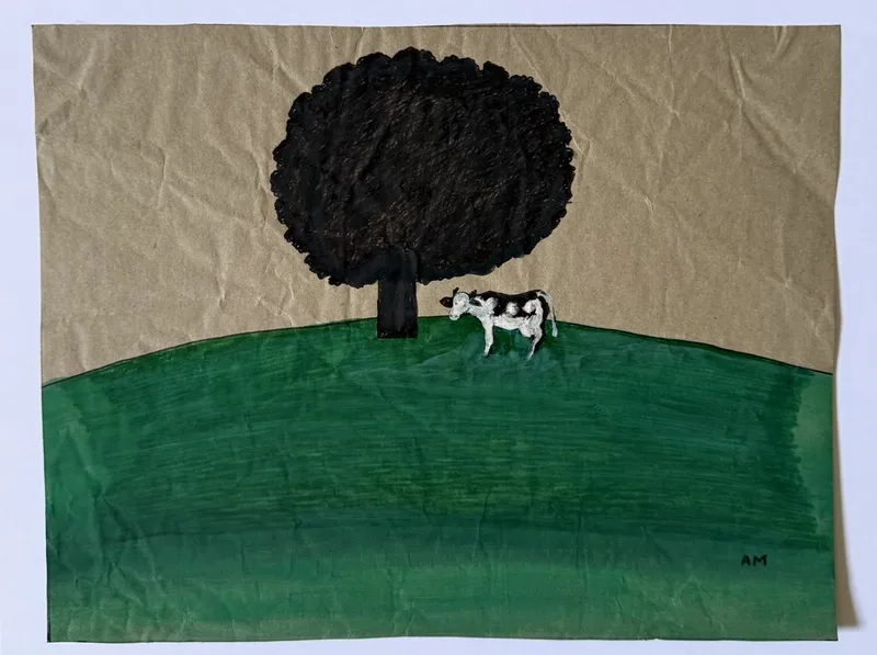 Arbre rond et sombre sur une colline verte, petite vache tachetée à son pied