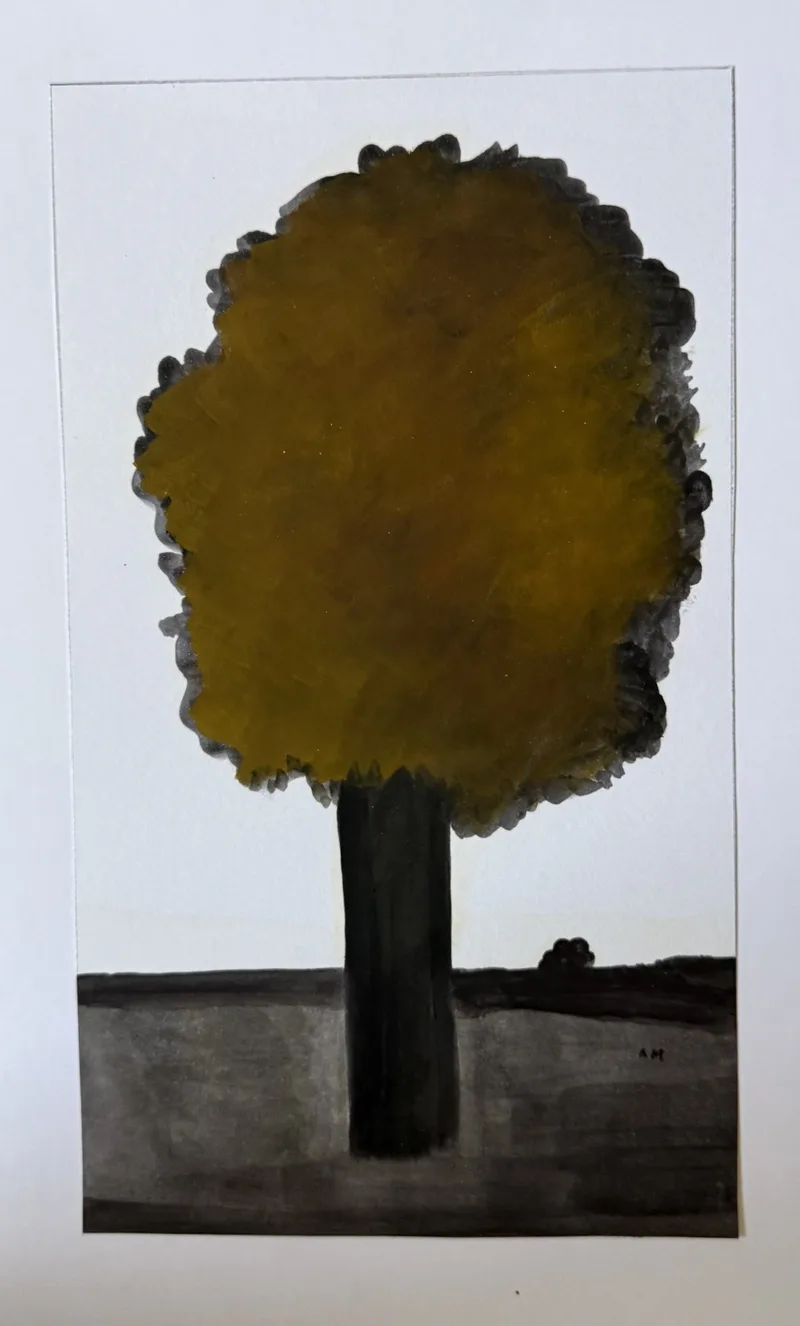 Arbre unique au feuillage vert olive dense sur fond crème et sol sombre