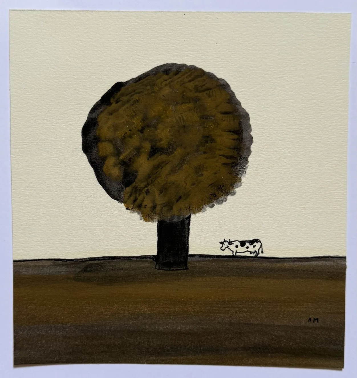 Arbre rond brun sur fond crème, petite vache tachetée sur terre sombre
