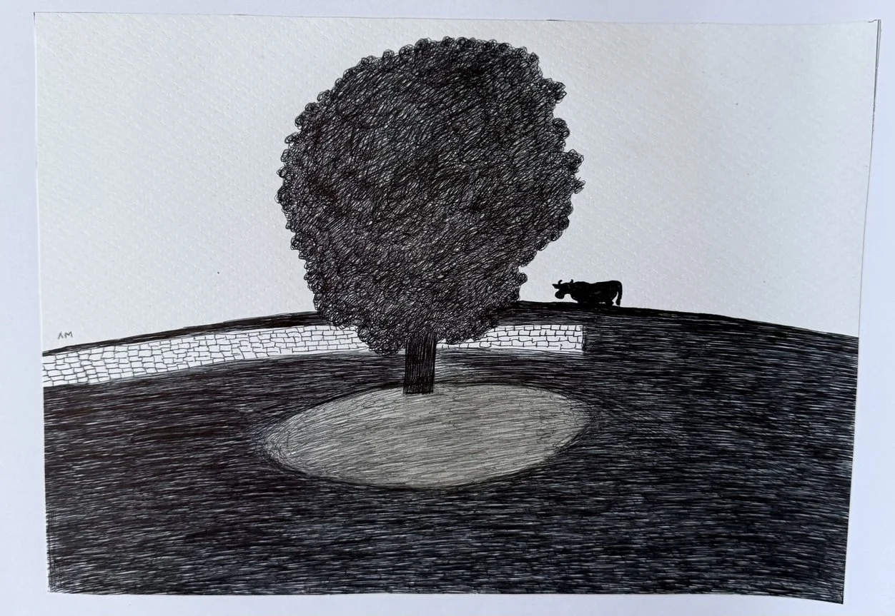 Grand arbre rond noir sur colline sombre hachurée, petit chien silhouette au loin