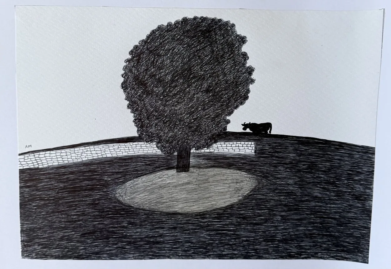 Grand arbre rond noir sur colline sombre hachurée, petit chien silhouette au loin