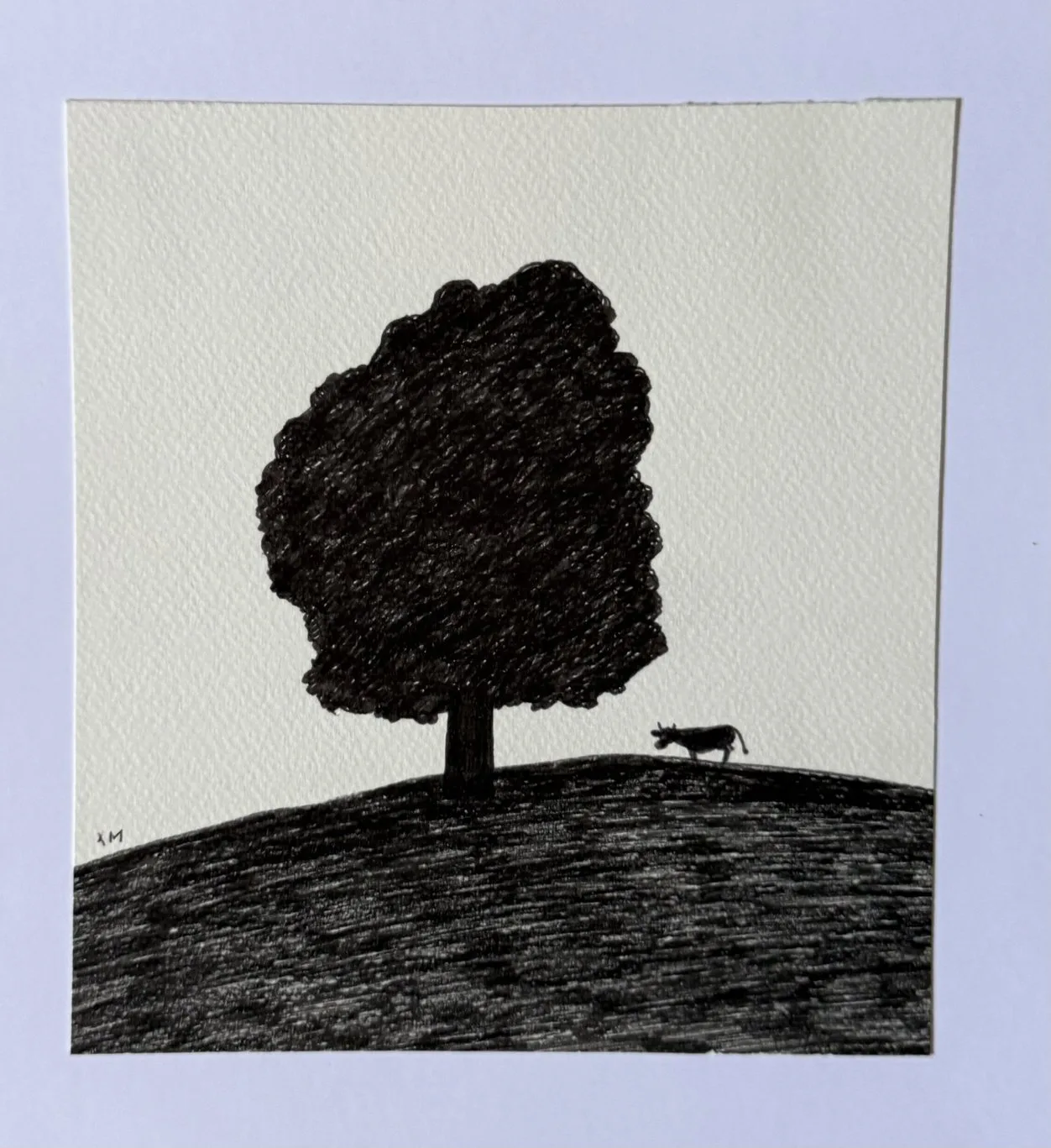 Grand arbre sombre et touffu sur colline noire, petite vache silhouette au loin, fond crème