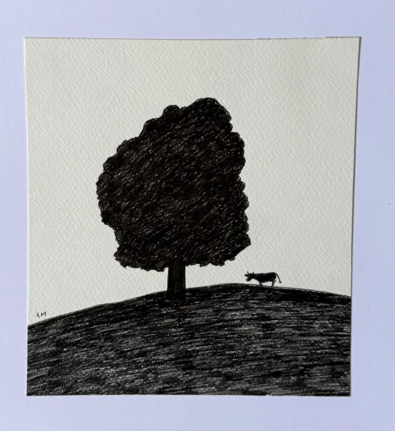 Grand arbre sombre et touffu sur colline noire, petite vache silhouette au loin, fond crème