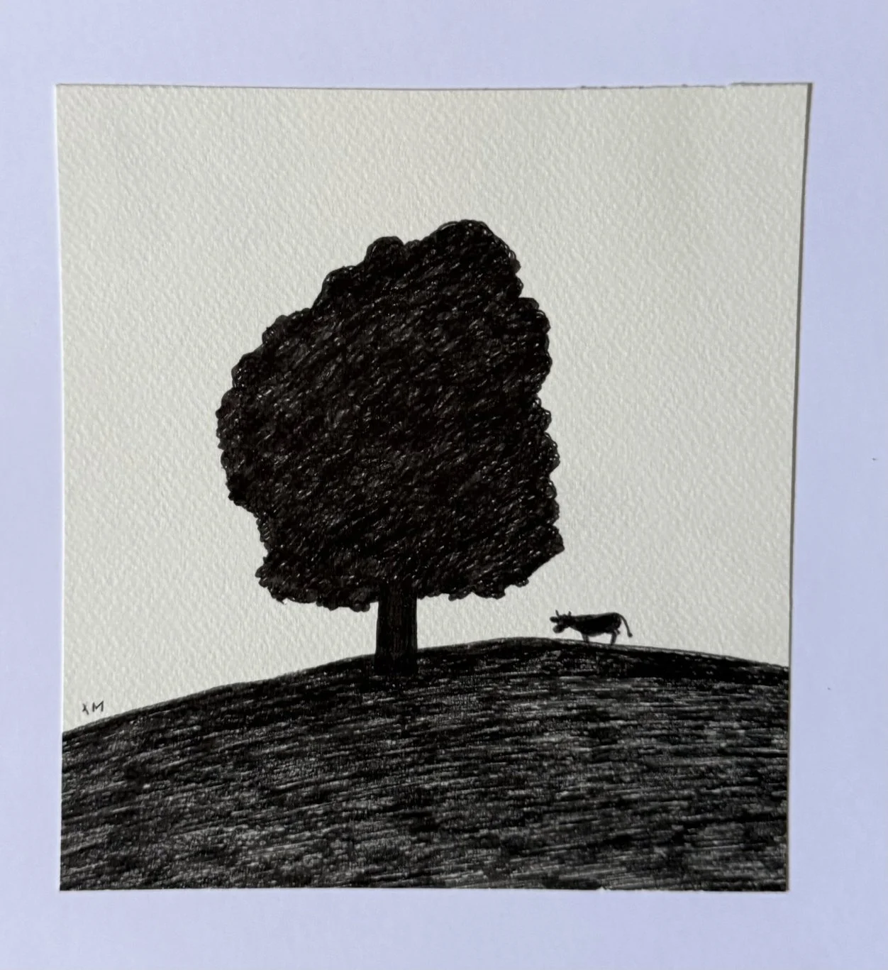 Grand arbre sombre et touffu sur colline noire, petite vache silhouette au loin, fond crème