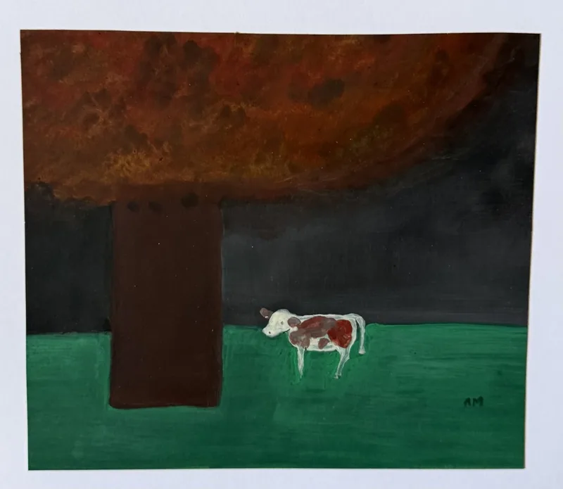 Tronc massif sombre sous un ciel orageux brun-orange, petite vache tachetée sur pré vert