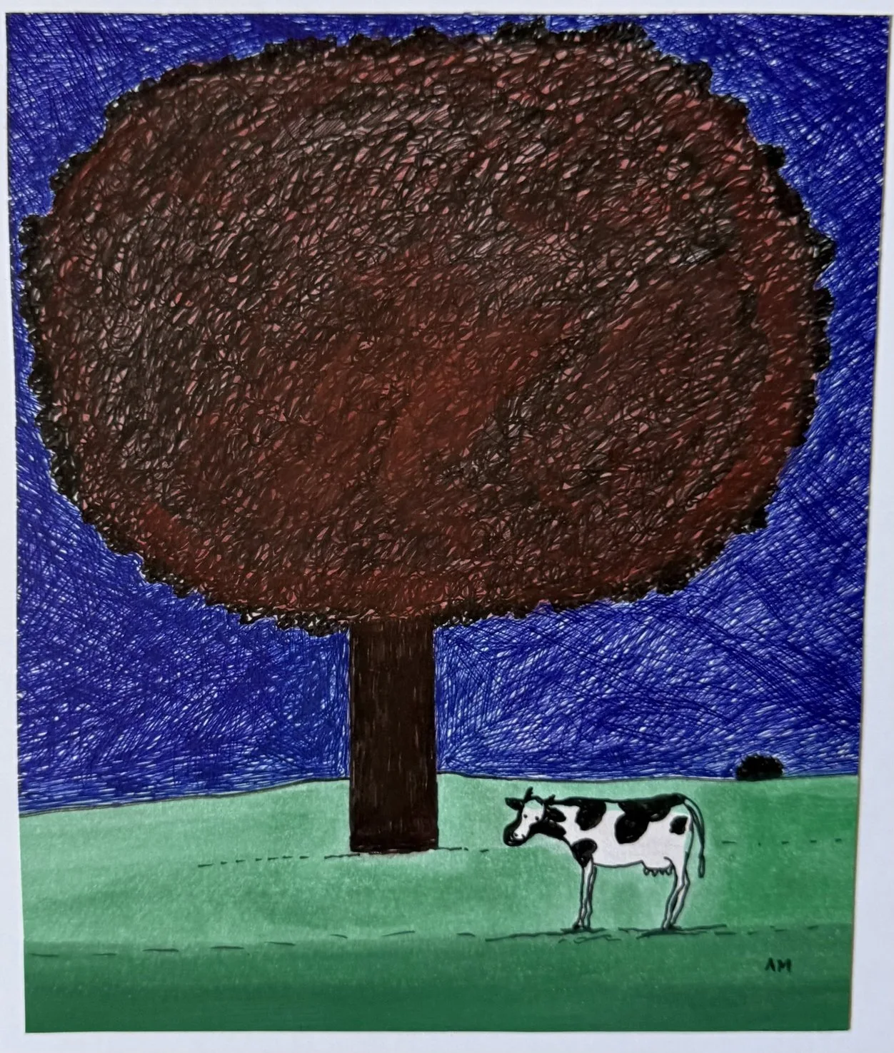 Grand arbre rond brun-rouge sur fond bleu, vache tachetée sur pré vert