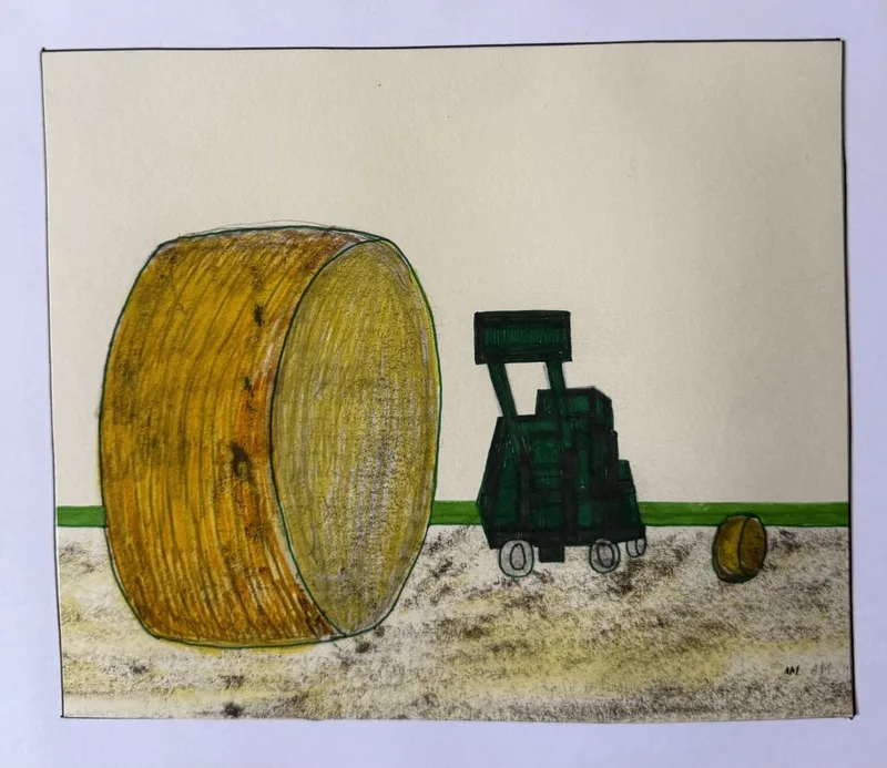 Grosse balle de foin jaune près d'un petit tracteur vert, fond sable