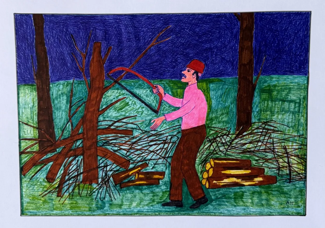 Homme en chemise rose coupant du bois à la hachette dans une forêt nocturne bleu et vert