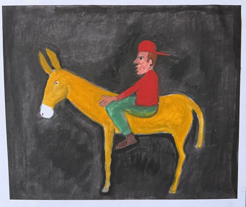 Homme en casquette rouge chevauchant un âne jaune vif sur fond gris sombre