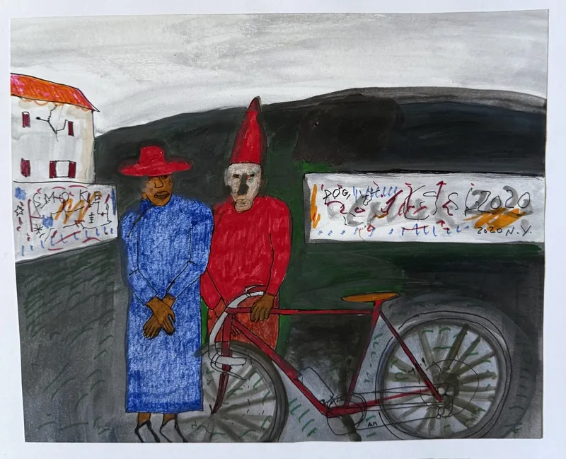 Femme en robe bleue et personnage-clown en rouge près d'un vélo, village au loin, panneaux peints