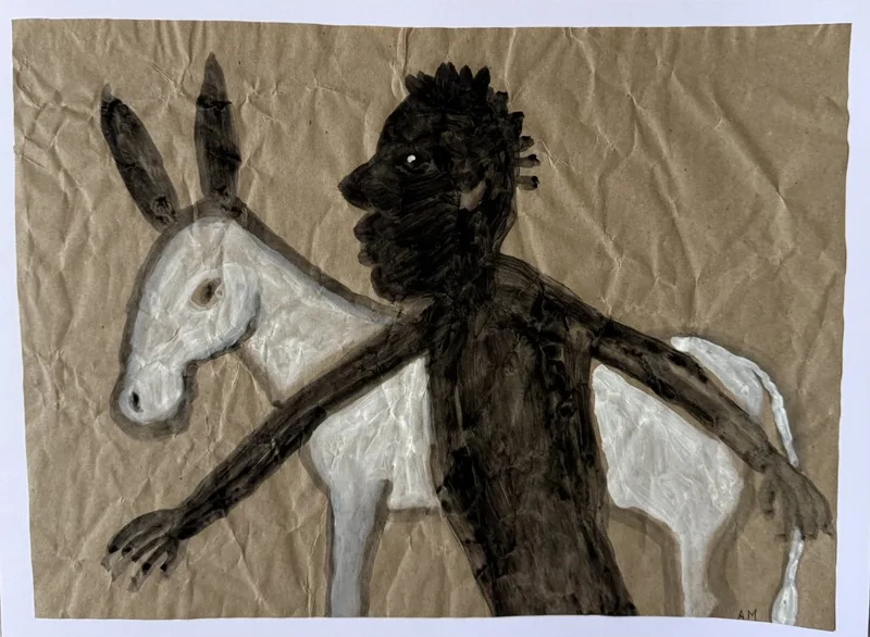 Figure sombre et hirsute bras écartés devant un cheval blanc, papier froissé beige