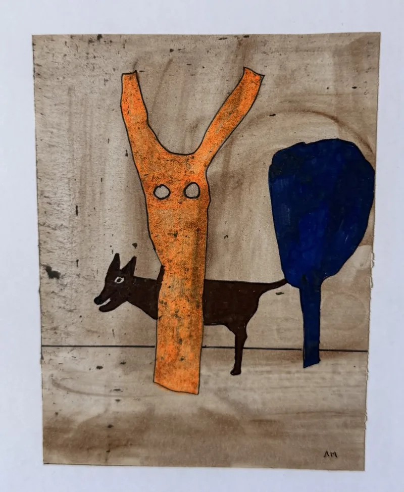 Totem orange en Y à deux points, chien noir et forme bleue en éventail sur papier froissé