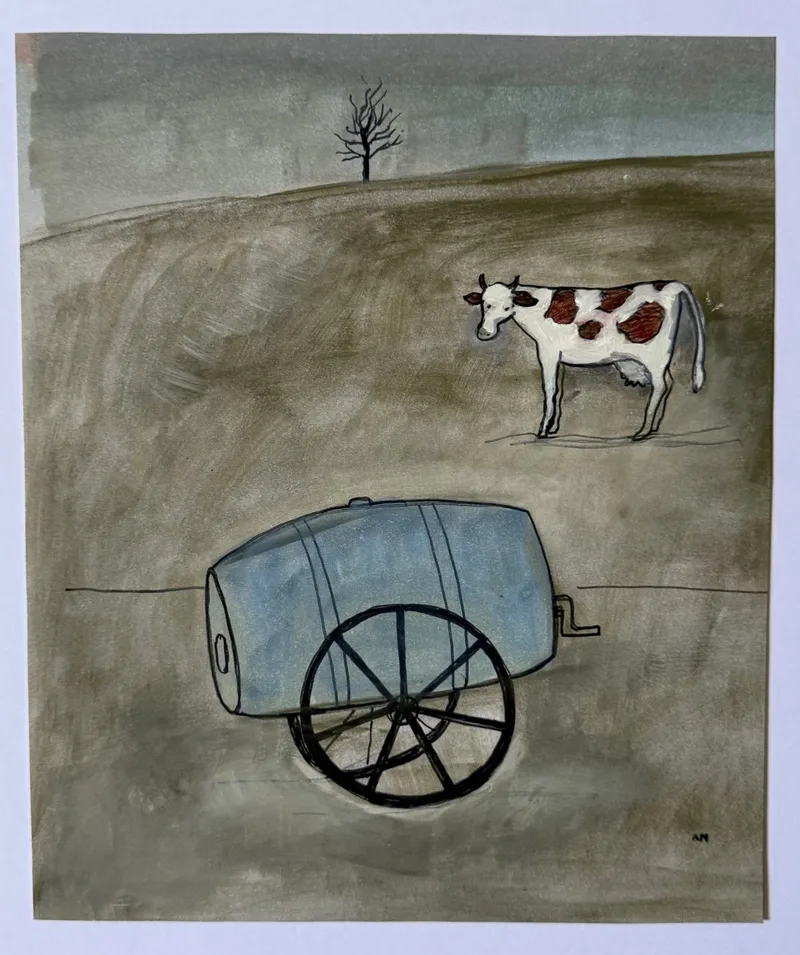 Citerne bleue sur roues au premier plan, vache tachetée et arbre nu dans un paysage gris