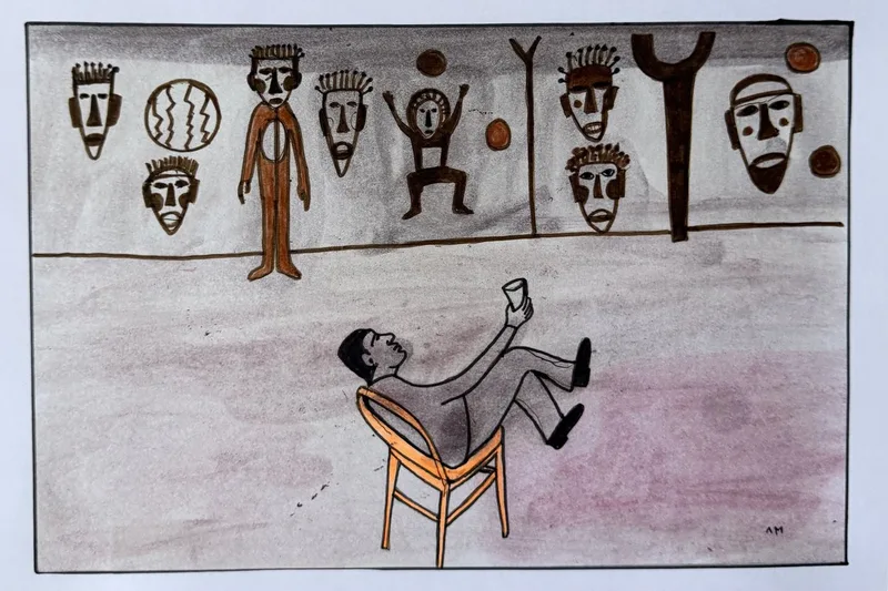 Rangée de petits masques africains suspendus, homme assis en dessous les contemplant