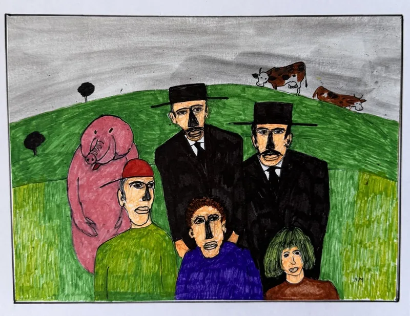 Figure à masque de cochon rose et trois hommes en costume noir sur une colline verte, vaches au loin