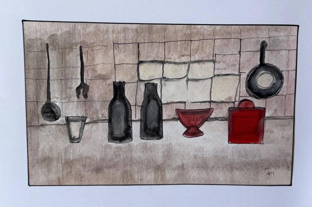 Nature morte de cuisine, louche, fourchette, bouteilles, verre rouge et casserole sur mur carrelé