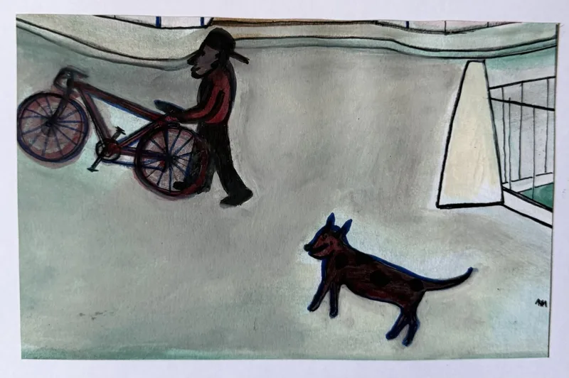 Homme à casquette sur un vélo poursuivi par un chien noir, fond gris et vitrine claire