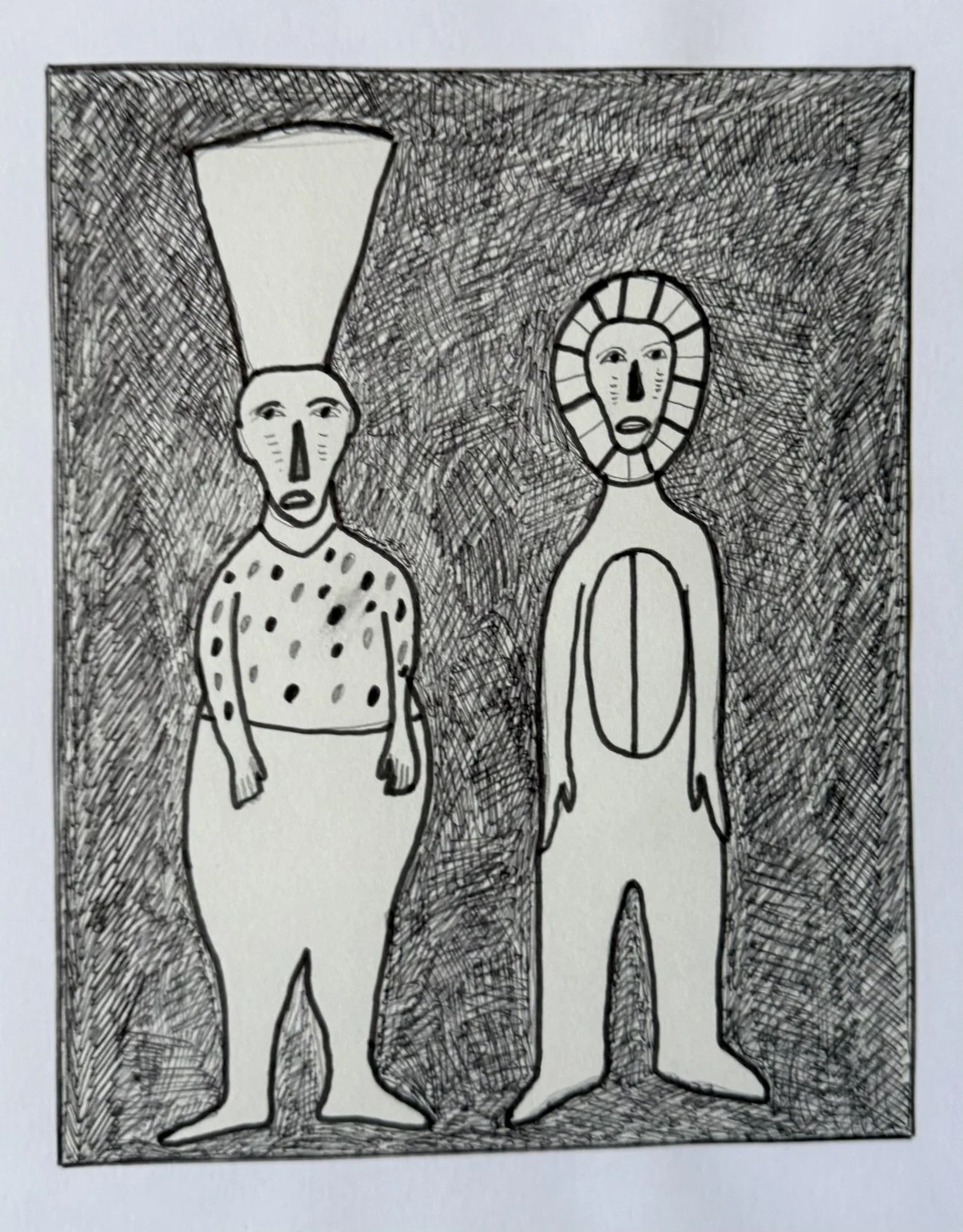 Figure à haute toque blanche pointillée et figure fantomatique rayée, fond hachuré sombre