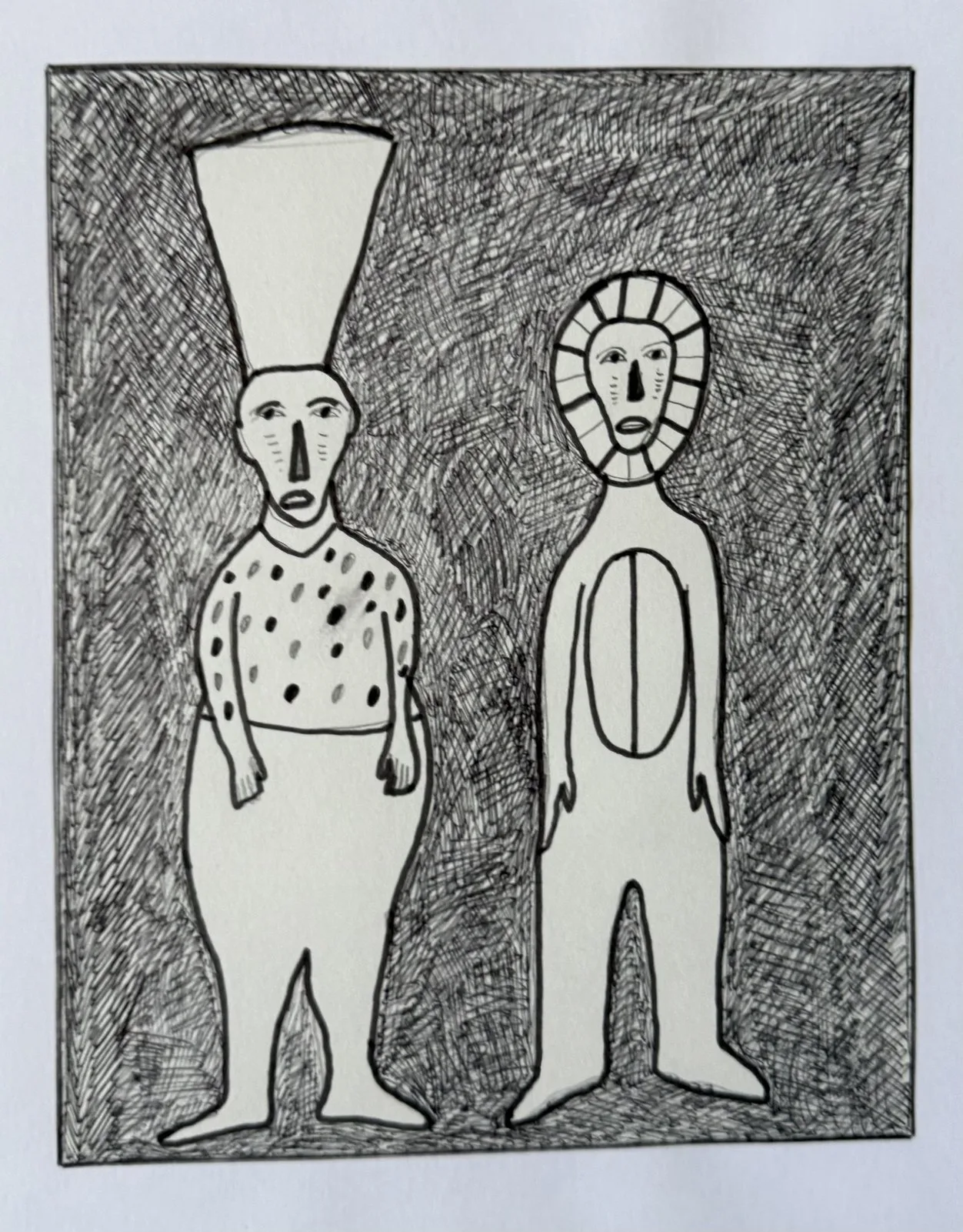 Figure à haute toque blanche pointillée et figure fantomatique rayée, fond hachuré sombre