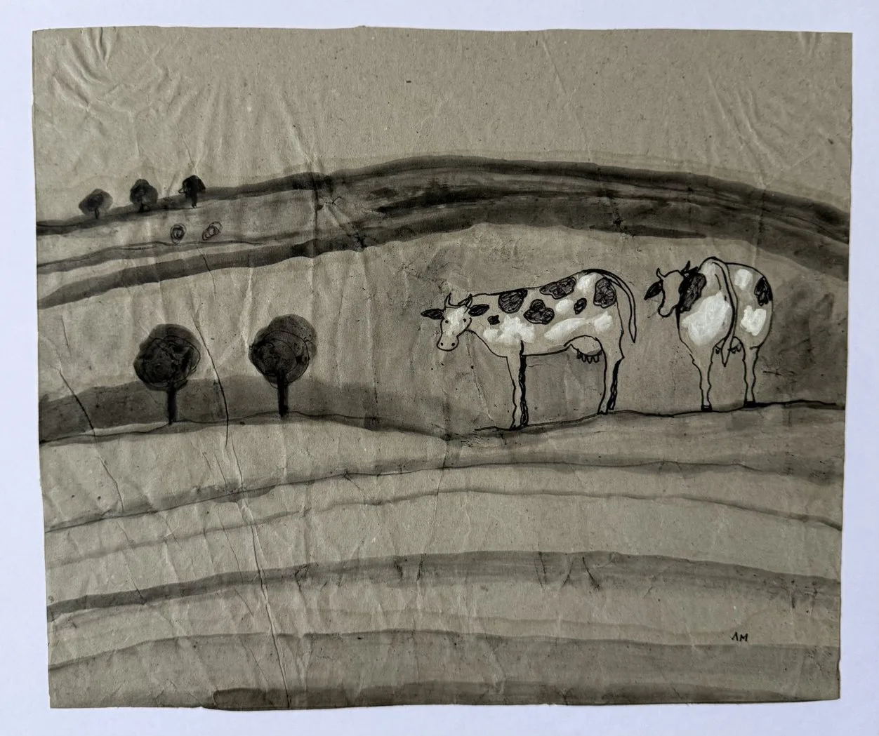 Deux vaches tachetées dans un paysage gris monochrome, petits arbres épars