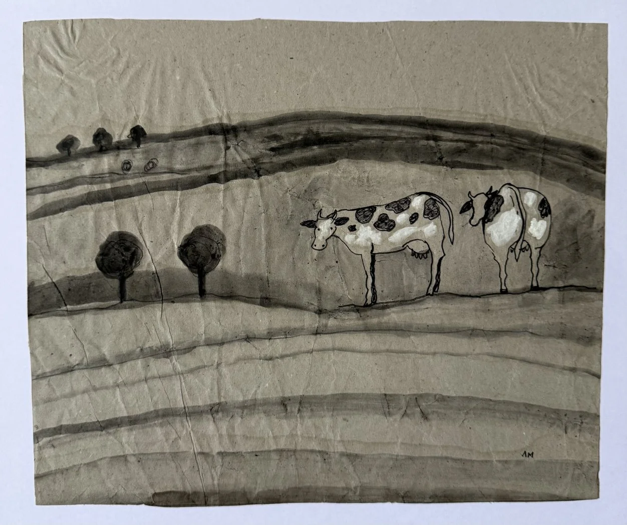 Deux vaches tachetées dans un paysage gris monochrome, petits arbres épars