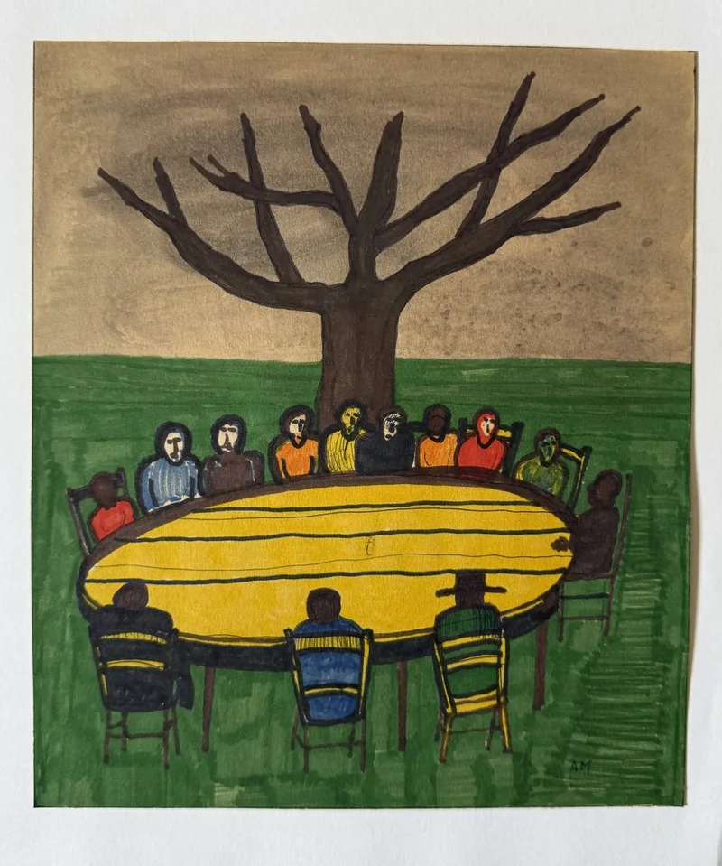 Convives assis autour d'une longue table jaune ovale, arbre nu et pelouse verte