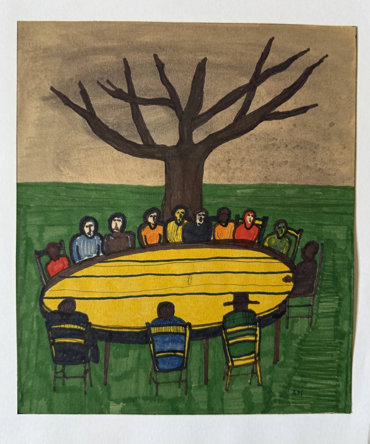 Convives assis autour d'une longue table jaune ovale, arbre nu et pelouse verte
