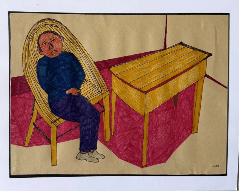 Homme en bleu assis dans un fauteuil en osier, table en bois ouvragée, mur rose