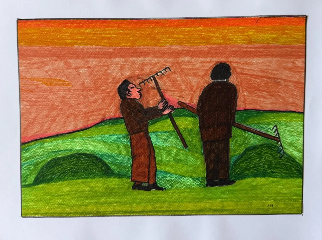 Deux hommes maniant une fourche dans un champ vert sous un ciel de coucher de soleil orange