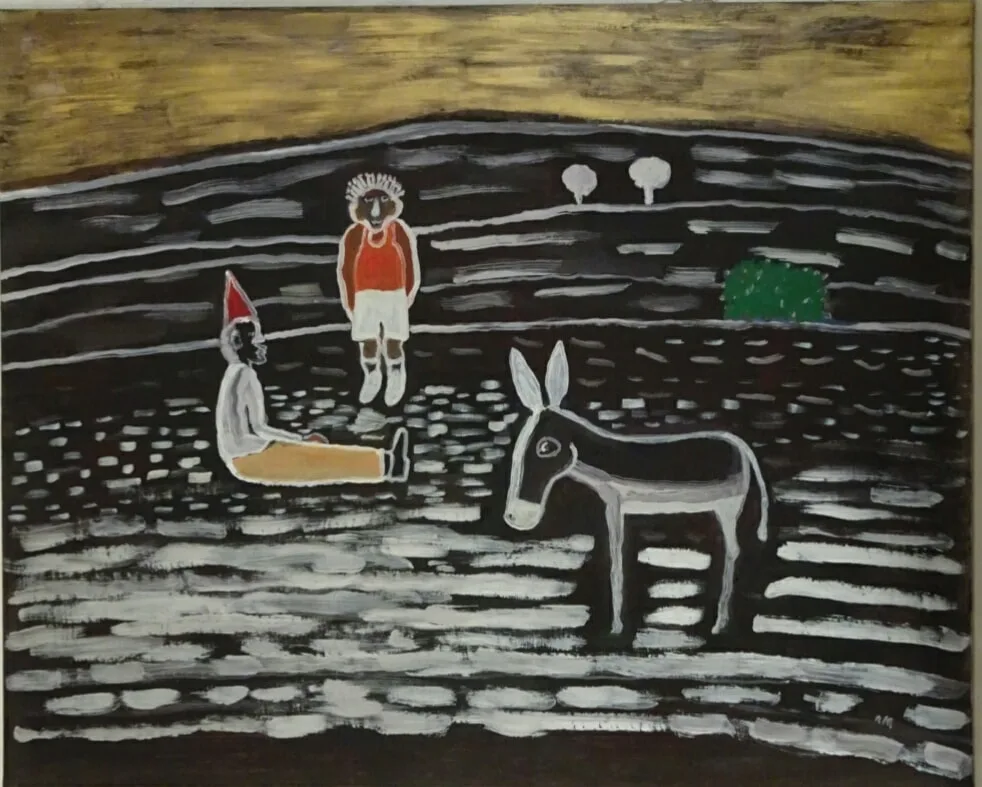 Figure animale sombre sur fond argenté aux reflets métalliques
