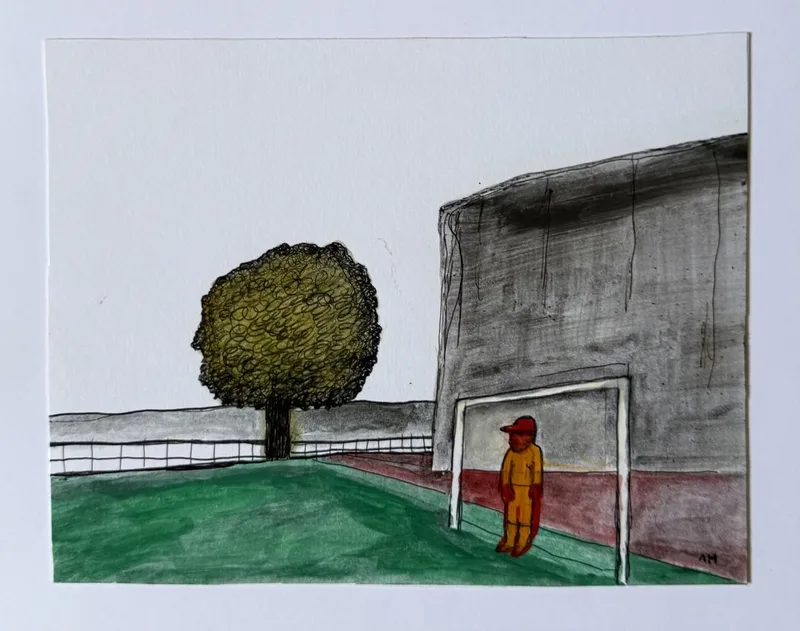 Petit gardien de but orange devant une cage de football, arbre vert et falaise grise