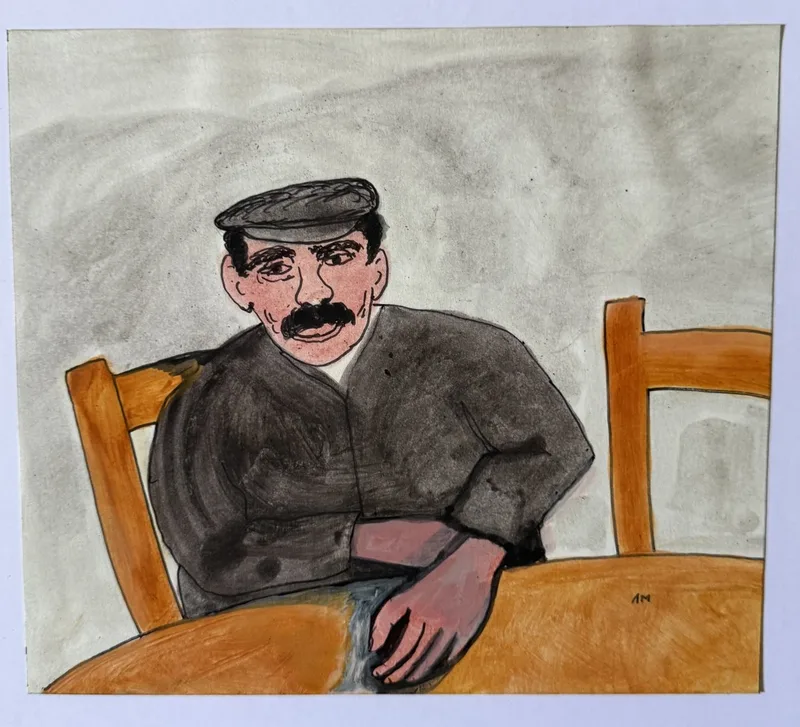 Portrait d'un homme âgé à casquette et moustache, assis à une table entre deux chaises orange