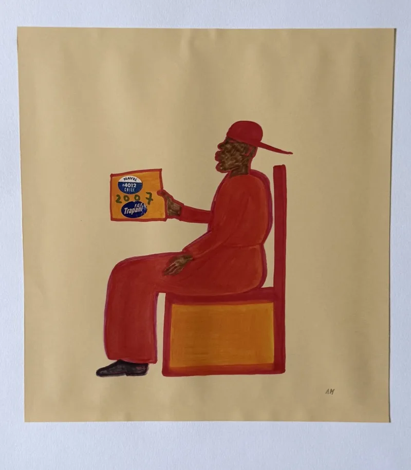 Homme tout en rouge assis sur un tabouret assorti, boîte de biscuits à la main