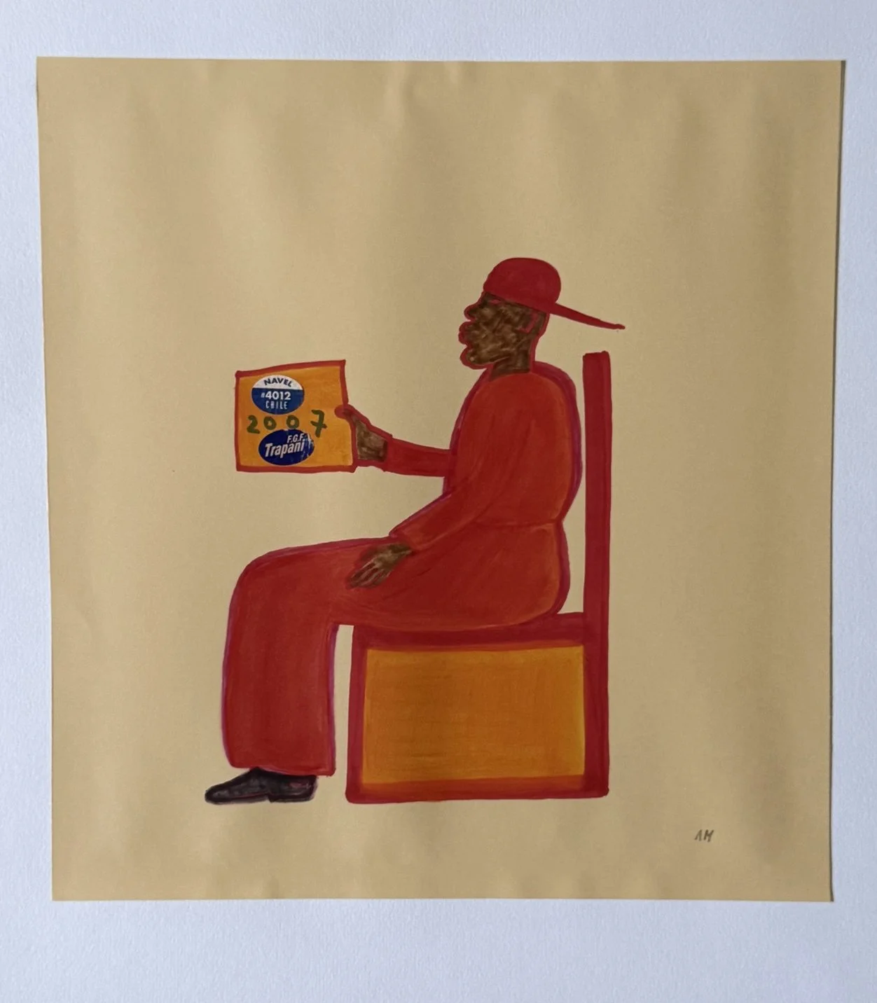 Homme tout en rouge assis sur un tabouret assorti, boîte de biscuits à la main