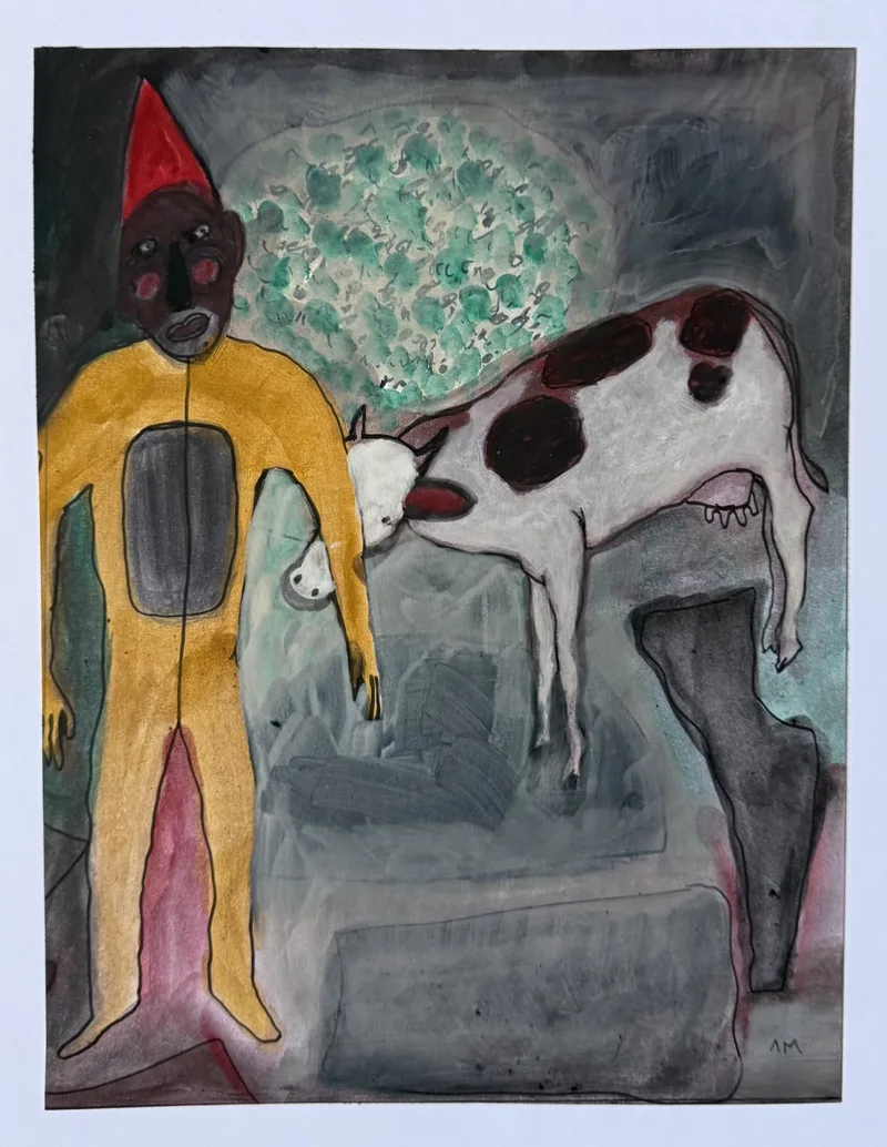 Homme en combinaison jaune et bonnet rouge près d'une vache, orbe turquoise lumineux en fond sombre