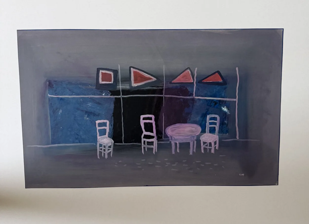Intérieur bleu diffus, chaises, petite table rose, triangles rouges au mur