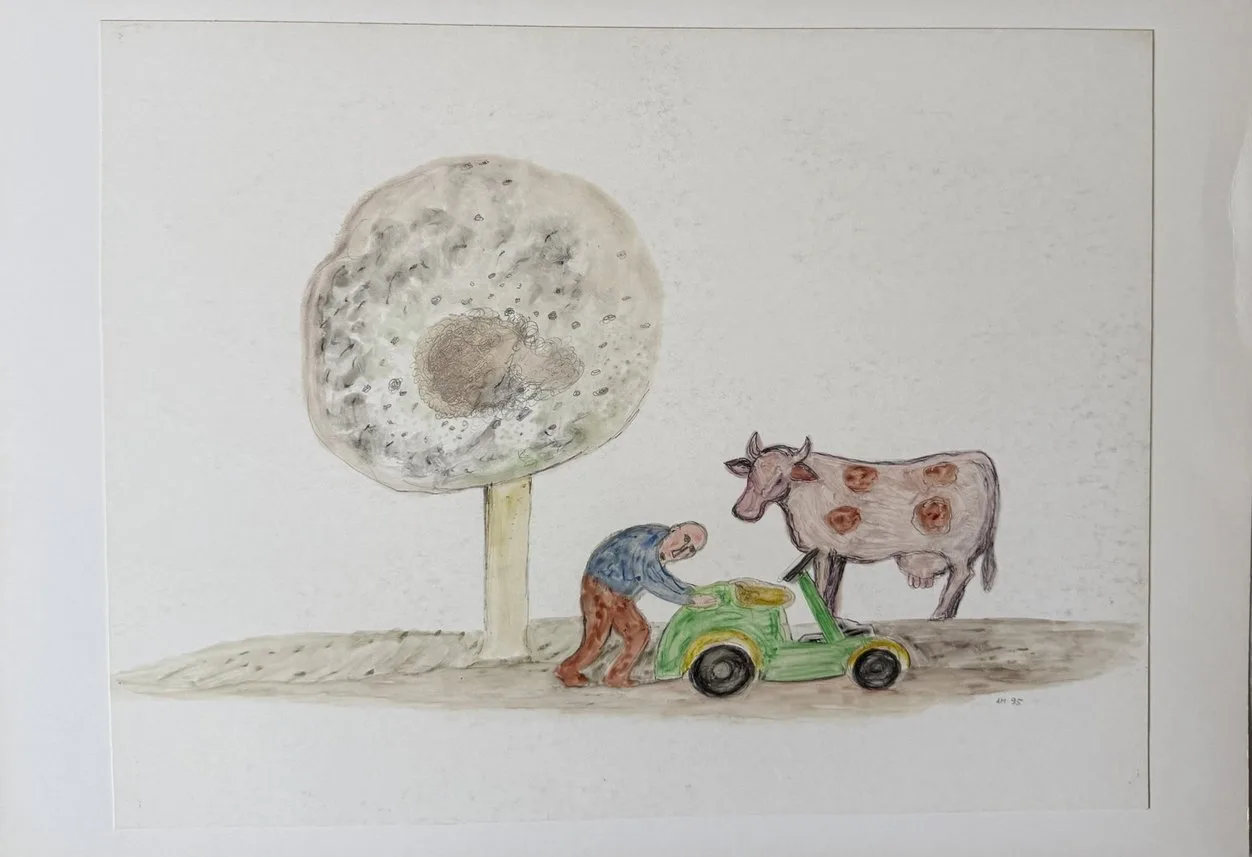 Grande forme ronde crème évoquant un arbre ou un champignon, personnages poussant une voiture jouet verte