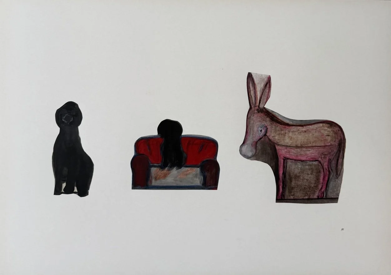 Trois figures-objets miniatures : caniche noir, canapé rouge occupé, âne brun