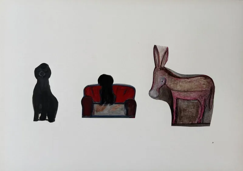 Trois figures-objets miniatures : caniche noir, canapé rouge occupé, âne brun