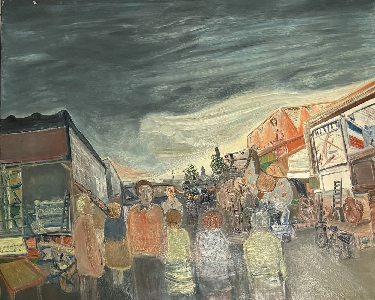 Scène de marché sous ciel orageux, cheval de trait, étals rayés et foule vue de dos