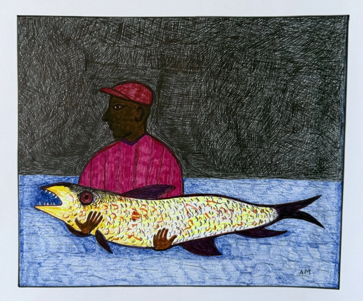 Homme en chemise rose et casquette rouge portant un grand poisson jaune tacheté, fond hachuré sombre