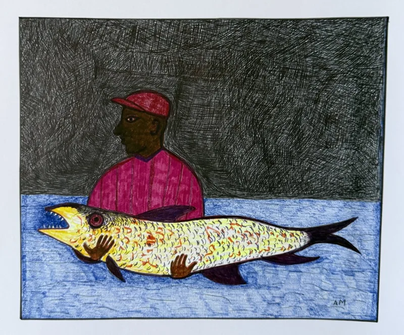 Homme en chemise rose et casquette rouge portant un grand poisson jaune tacheté, fond hachuré sombre