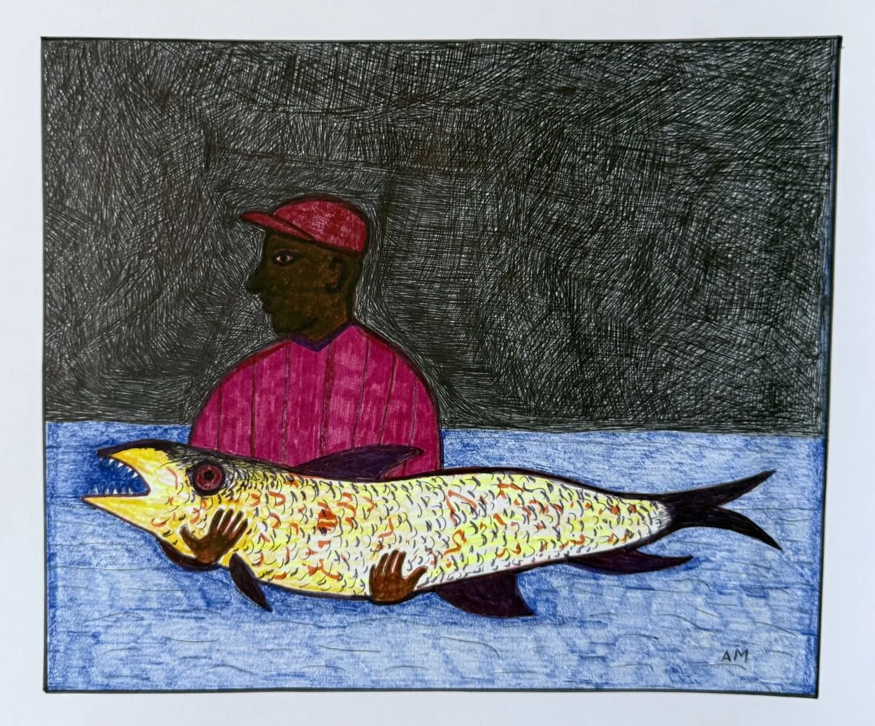 Homme en chemise rose et casquette rouge portant un grand poisson jaune tacheté, fond hachuré sombre