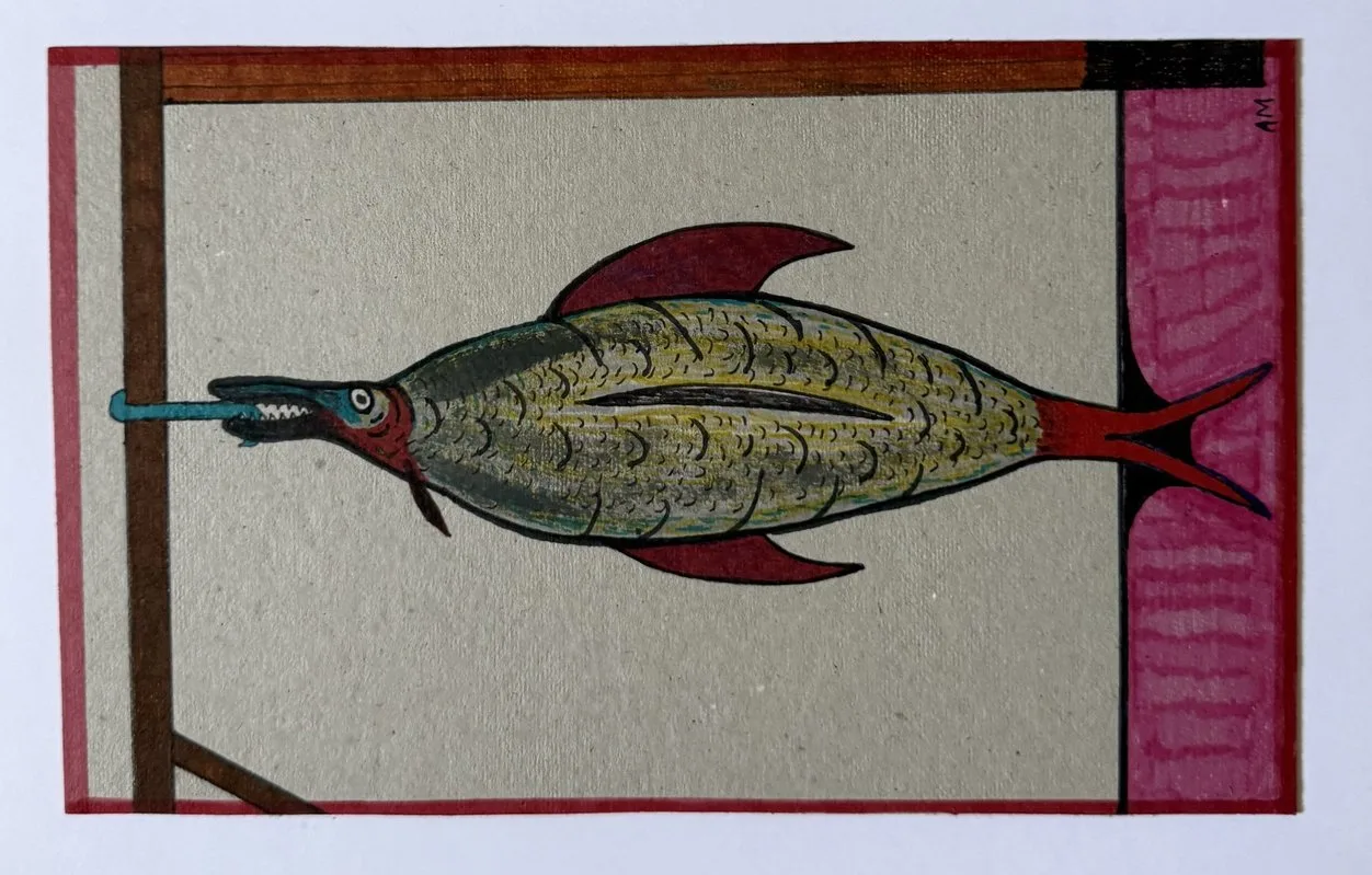 Grand poisson monté sur un cadre de bois comme un trophée, fond rose et rouge
