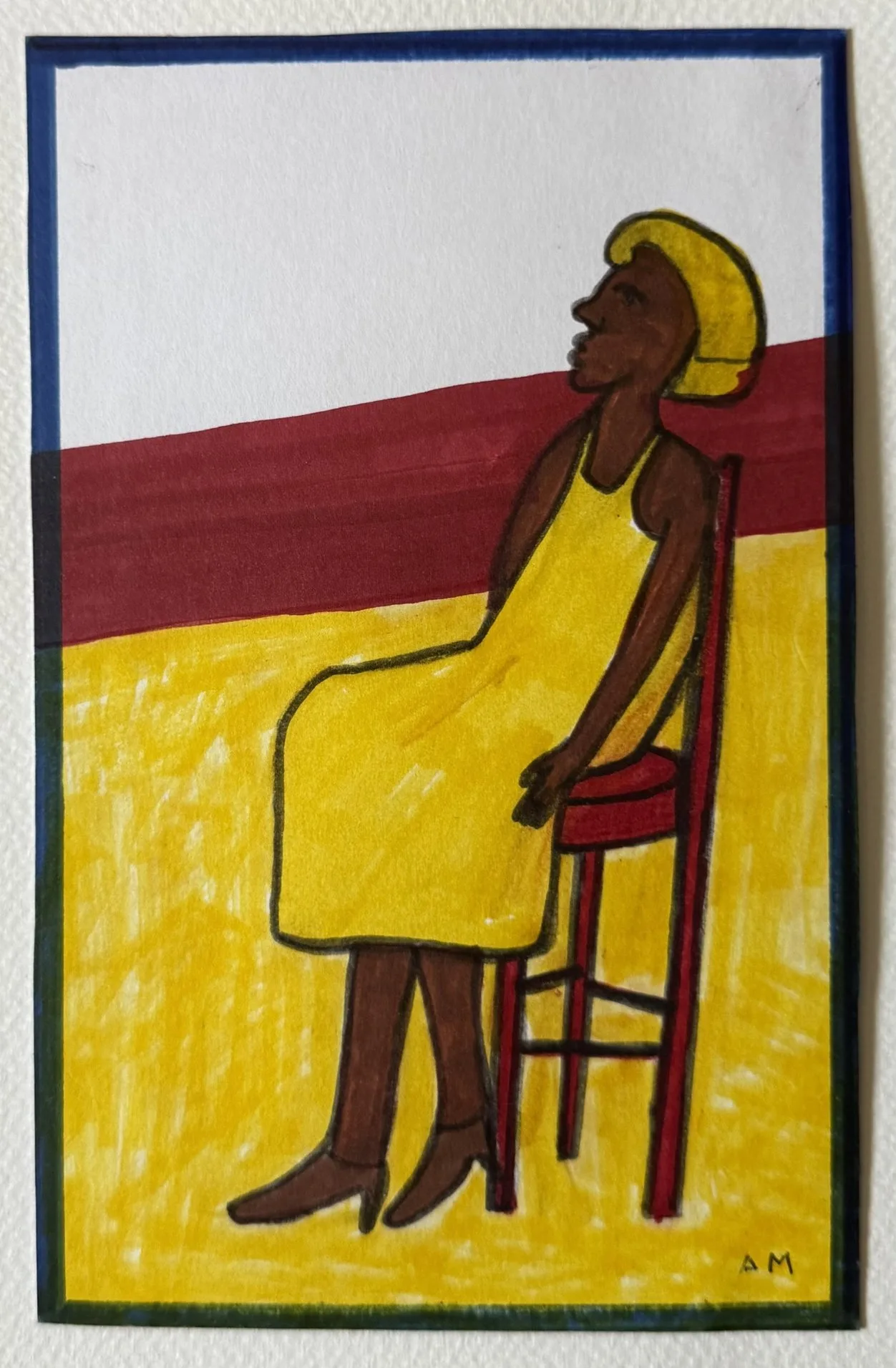 Femme en robe jaune assise sur une chaise rouge, fond rayé bleu nuit et bordeaux