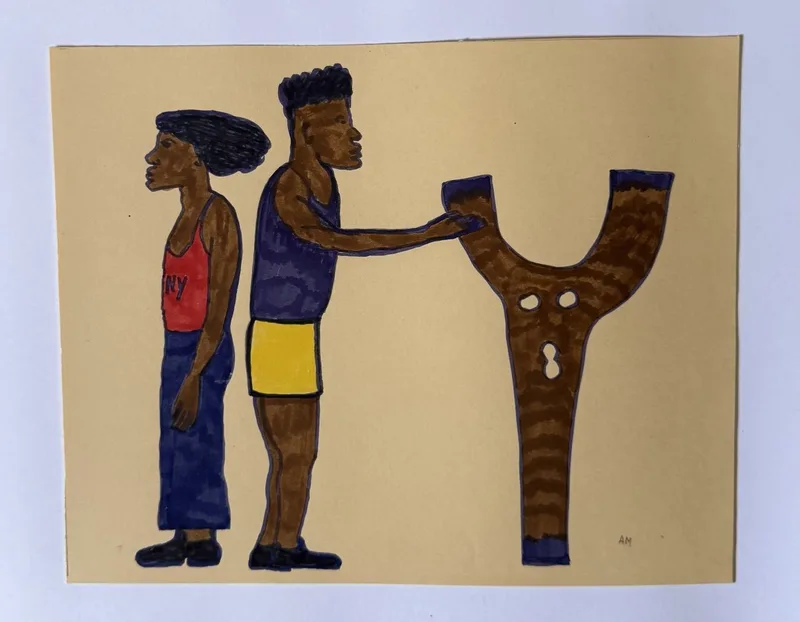 Deux hommes, l'un en short jaune, touchant la main d'une forme totémique en fourche à pois