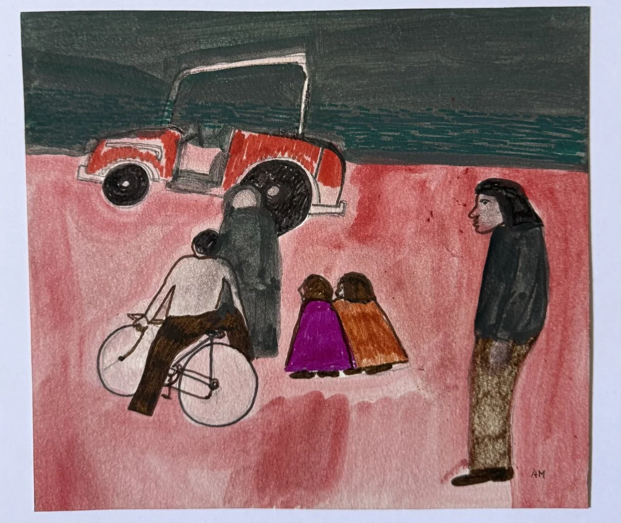 Voiture ancienne, cycliste et deux fillettes sur un sol rouge, homme observant à l'écart
