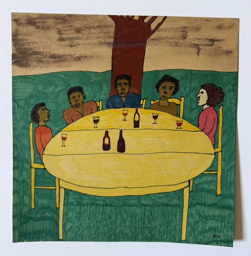 Famille attablée autour d'une table ovale jaune sous un arbre, verres et bouteilles de vin